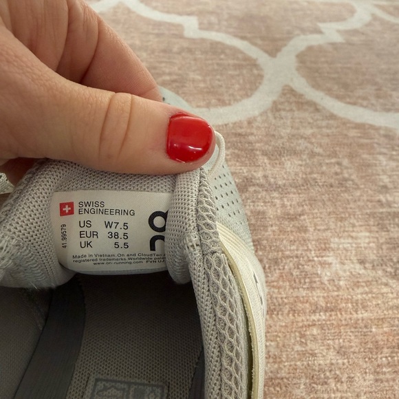 On women’s Running Shoes - Picture 2 of 5